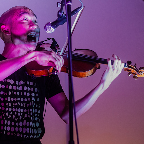 Eddy Kwon playing the violin